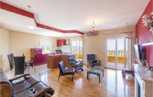 Amazing Apartment In Zrnovnica With Wifi 