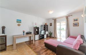 Cozy Apartment In Kustici With Wifi