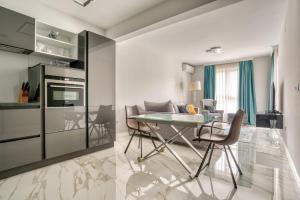 Apt "Sunrise" Budva Center with Garage Parking