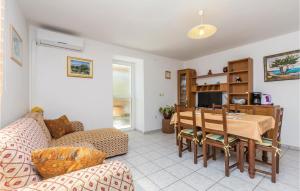 4 Bedroom Cozy Home In Poljica