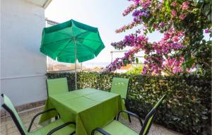 2 Bedroom Cozy Apartment In Podstrana 
