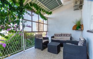 2 Bedroom Cozy Apartment In Podstrana 