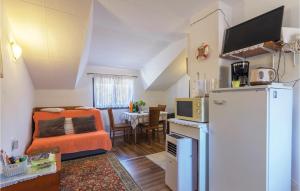 2 Bedroom Amazing Apartment In Pavicini