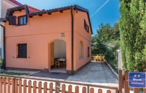 2 Bedroom Amazing Apartment In Pavicini 