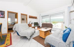 3 Bedroom Awesome Apartment In Bilice 