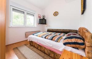 Three-Bedroom Apartment In Bilice
