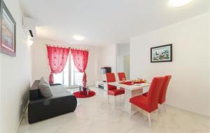 Beautiful Apartment In Biograd With Kitchen