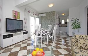Two-Bedroom Apartment Makarska With Sea View 06