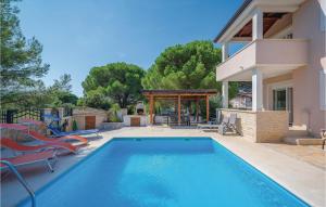 Beautiful Home In Valbandon 