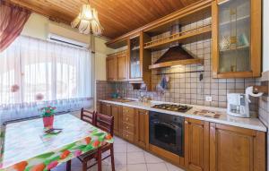 2 Bedroom Amazing Apartment In Vodnjan 