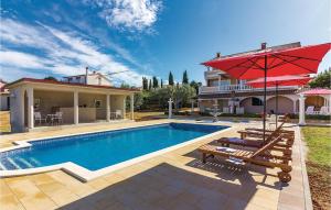 2 Bedroom Amazing Apartment In Vodnjan 