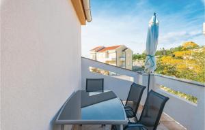 Amazing Apartment In Vidalici With Kitchen 