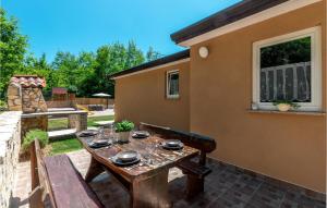 Stunning Home In Snasici