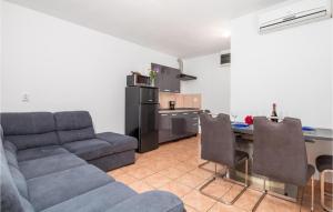 Nice Apartment In Vrh With 1 Bedrooms, Wifi And Outdoor Swimming Pool