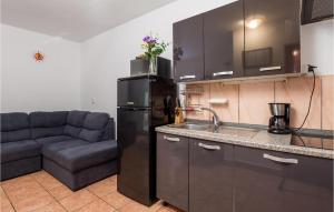 Nice Apartment In Vrh With 1 Bedrooms, Wifi And Outdoor Swimming Pool