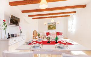 2 Bedroom Cozy Home In Grizane 