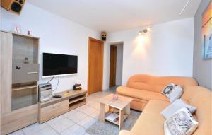 Amazing Apartment In Okrug Gornji With Wifi 