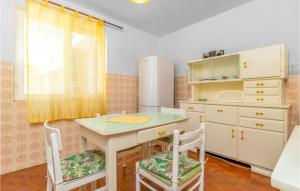 3 Bedroom Nice Apartment In Klenovica