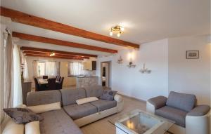 Awesome Apartment In Karbuni With Wifi, Jacuzzi And Outdoor Swimming Pool