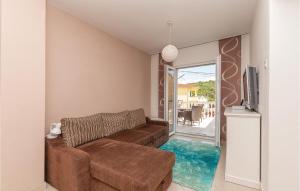 Two-Bedroom Apartment In Pirovac