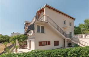 Two-Bedroom Apartment In Pirovac