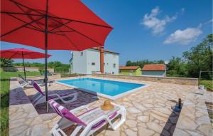 2 Bedroom Amazing Apartment In Sv,lovrec 