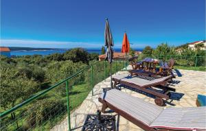 Awesome Apartment In Supetarska Draga