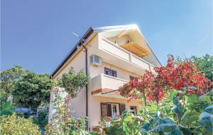 Awesome Apartment In Supetarska Draga