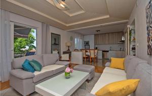 Beautiful Apartment In Makarska With 3 Bedrooms And Wifi