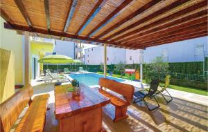 Beautiful Home In Kastel Stafilic With 5 Bedrooms, Wifi And Outdoor Swimming Pool