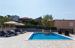 Nine-Bedroom Holiday Home In Arbanija