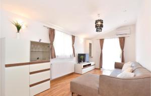 Five-Bedroom Holiday Home In Grab