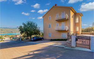 Beautiful Apartment In Kornic With Kitchen 