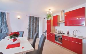 2 Bedroom Lovely Apartment In Orbanici 