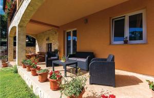 2 Bedroom Lovely Apartment In Orbanici 