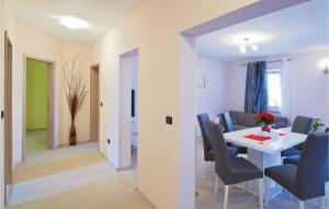 2 Bedroom Lovely Apartment In Orbanici 