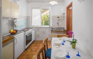 2 Bedroom Nice Apartment In Lovrecica 