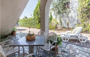 2 Bedroom Beautiful Apartment In Porec