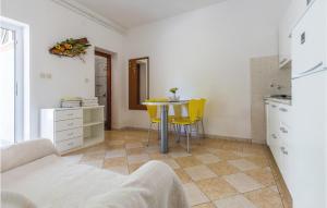 2 Bedroom Beautiful Apartment In Porec 