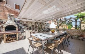 7 Bedroom Nice Home In Liznjan