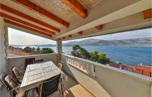 4 Bedroom Cozy Apartment In Okrug Donji