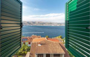 4 Bedroom Cozy Apartment In Okrug Donji