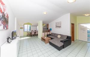 4 Bedroom Cozy Apartment In Okrug Donji 