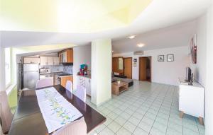 4 Bedroom Cozy Apartment In Okrug Donji