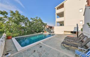 4 Bedroom Cozy Apartment In Okrug Donji