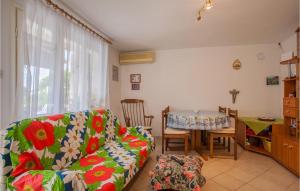 Gorgeous Apartment In Cres With Kitchen 