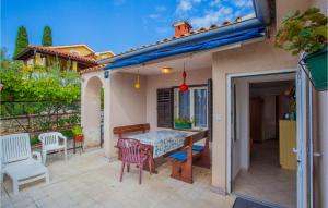 Gorgeous Apartment In Cres With Kitchen 