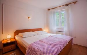 Gorgeous Apartment In Cres With Kitchen 