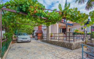 Gorgeous Apartment In Cres With Kitchen 