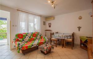 Gorgeous Apartment In Cres With Kitchen